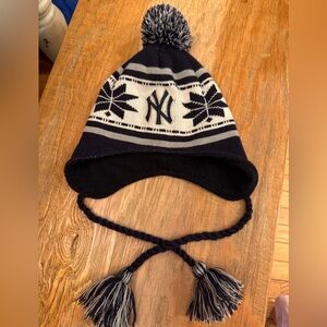 New Era New York Yankees  Black White Nordic Winter Hat Pom Poms OSFM MLB Game